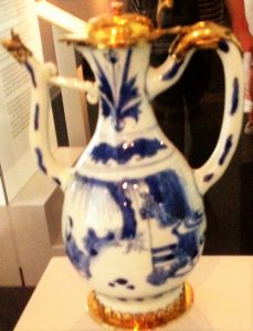 Chinesisches Porzellan - In Hamburg waren es vorrangig portugiesische Juden, die Handelskontakte nach Fernost hatten und diese wertvolle Ware in die Stadt brachten. Das blaue Porzellan war Vorbild für portugiesische Majolika, die sehr beliebt war.